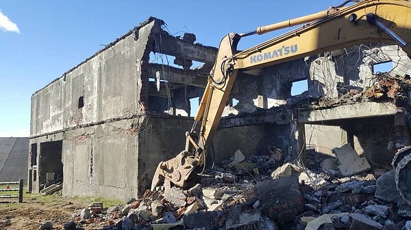 新北市拆除大隊大隊長馮兆麟表示,去年中和縱火案後至今,新北已拆除504件頂樓加蓋出租套房,等各大學考完期末考、學生搬遷後,7月還會再有一波密集拆除行動。圖/新北市工務局提供