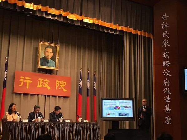 氣象局長葉天降(右一)說明「氣象資訊智慧應用成果與展望」報告。記者周佑政/攝影