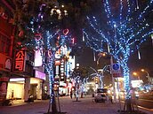 高雄變美了　美麗島大道LED燈造型亮麗