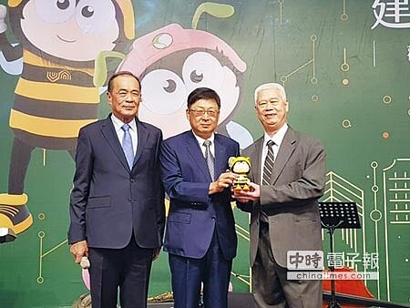 
高雄市不動產開發公會榮譽理事長、隆大董事長陳武聰（左），主持蔡英文總統的簽名公仔拍賣，由高雄市建築經營協會理事長黃啟倫（中）和雲林縣不動產開發公會李明石（右）2人得標，標出47萬元。圖／顏瑞田
 