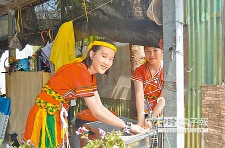 
「等這天等30年了！」大溪崁津部落是早期花東原鄉移居都市工作築屋居住的地區。經過桃園市原住民族行政局等相關單位努力，7日簡易自來水系統啟用，也讓部落開心不已。（賴佑維攝）
 