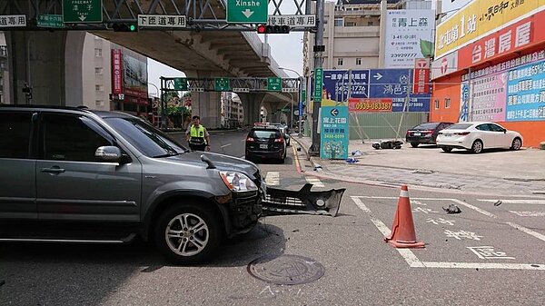 台中市北屯區施姓車主昨天在萬安演習前,在軍福16路、環中東路撞上闖紅燈的徐姓騎士。記者陳宏睿/翻攝