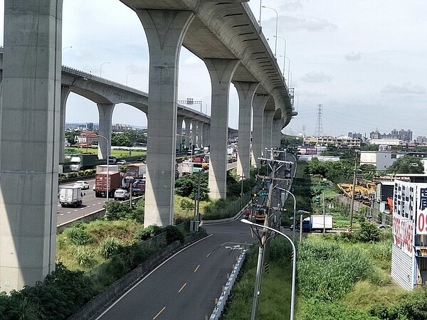 桃園市長鄭文燦宣布增設中山高桃園蘆興南路交流道，將徹底解決桃園、蘆竹塞車問題。 記者曾增勳／攝影