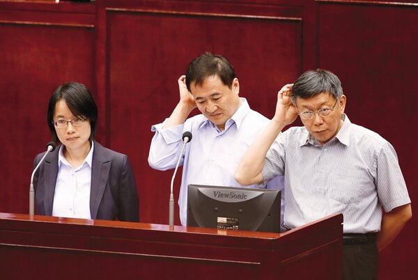 北農總經理吳音寧（左）業務推廣費爭議，台北市長柯文哲（右）與副市長陳景峻都很傷腦筋。 圖／聯合報系資料照片
