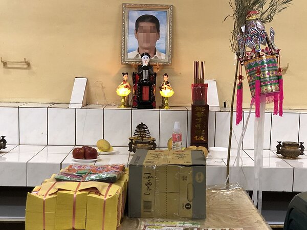 陳亭妃姊妹助理黃遵僑,今天下午從西港老家招魂,引靈至市立殯儀館靈堂內安置。 記者邵心杰/攝影