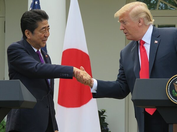 美國總統川普（右）與日本首相安倍晉三（左）7日於白宮舉行聯合記者會，話題圍繞將於12日舉行的「川金會」。華盛頓記者張加／攝影 