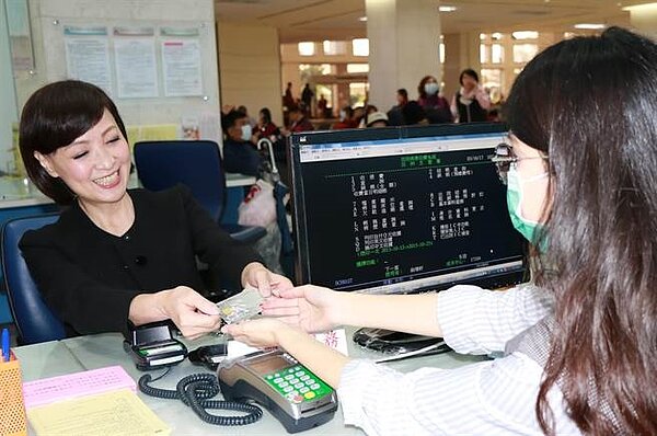 小資族才是台灣信用卡消費主力,此為示意圖。(台北榮總提供)