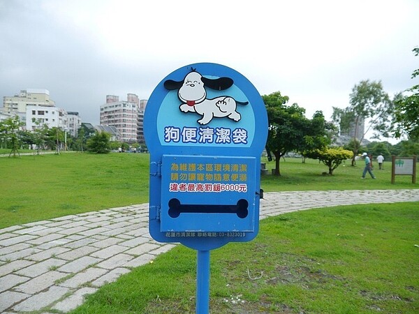 有感於滿街狗大便,少數縣市會在公園定點設置狗便清潔袋。圖/報系資料照