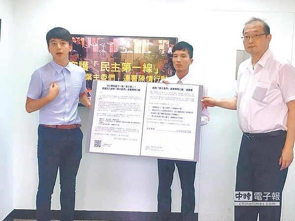 桃園市無黨籍議員參選人牛煦庭（左一）與桃園市綠黨議員參選人羅岳峰（中）發起連署活動，希望邀集100個社區管理委員會連署。（葉臻攝）