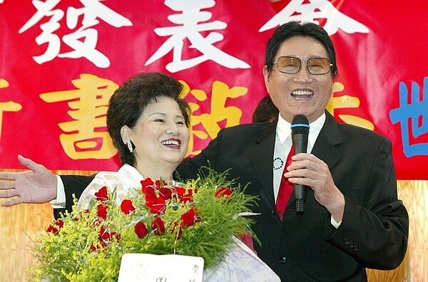 傅達仁在2004年的新書發表會中獻花給夫人，感謝她多年來的支持。圖／報系資料照
