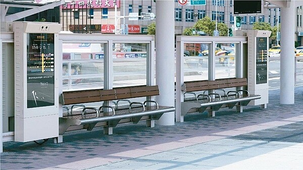 台北市公車站陸續建置4G智慧面板後，如今115站有免費4G無線網路（Wi-Fi）。 圖／公運處提供
