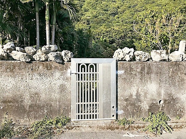 防堵野豬、羊群、土地領域的宣示和廢棄物再利用等原因,讓島上居民會在自己農地裡裝設門窗。 圖/瑪拉歐斯提供