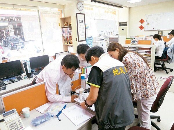 桃園市地政局稽查網路售屋與租屋訊息，到物件所屬不動產經紀業查核真實性。 圖／桃園市地政局提供