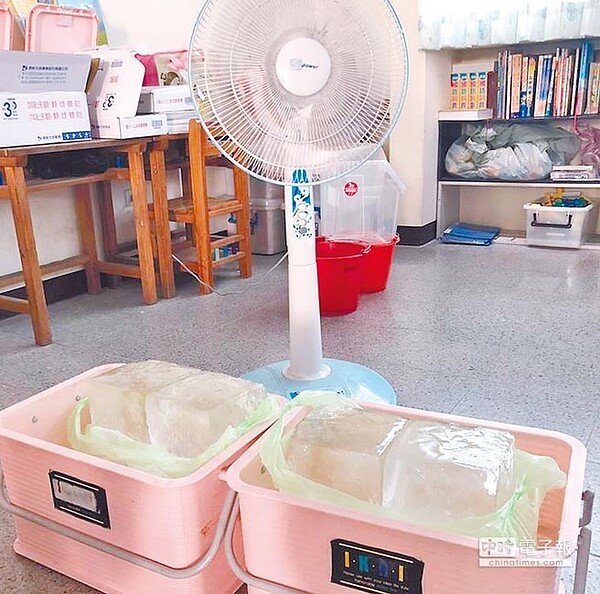 新竹市政府7日決定為全市國中、小教室安裝冷氣,未來孩子們不用再吹家長提供的冰塊風克難降溫了。(陳育賢翻攝)