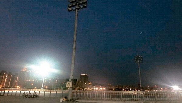 北市迎風溜冰場夜間頻跳電，台北市長柯文哲昨稱，現在清晨5時就天亮，是不是可以一大早就去練習？ 圖／台北市議員林亭君研究室提供