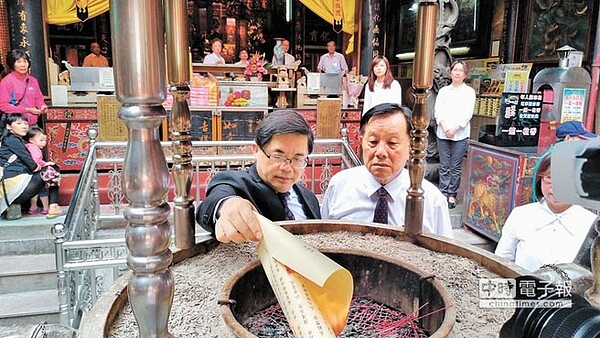 台南市代理市長李孟諺（左）到台南首廟天壇祈雨並火化祈雨疏文。（程炳璋攝）
