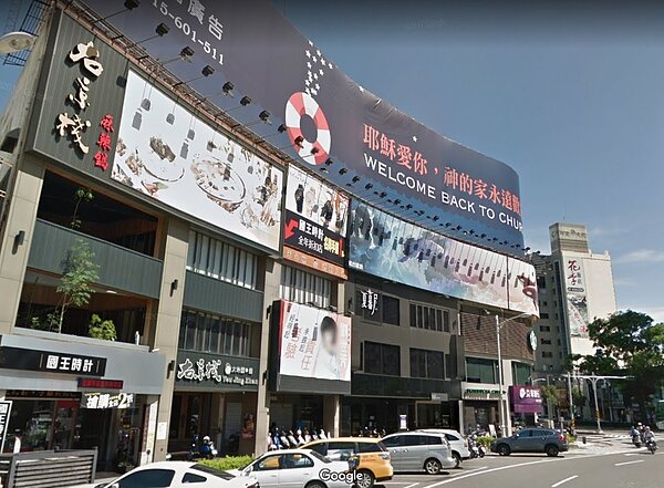小肥牛連鎖餐飲事業旗下右京棧麻辣鍋,位於高雄五福三路4層樓旗艦店驚傳頂讓。圖/GoogleMaps