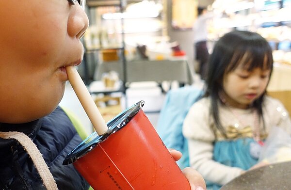 圖為民眾在麵包店內使用吸管喝飲料。記者陳正興/攝影
