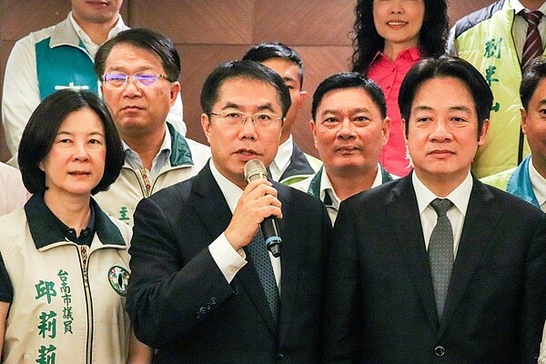 民進黨台南市長參選人黃偉哲(中)。報系資料照片