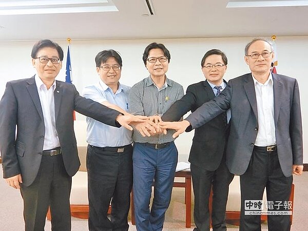 中央推動「8年20萬戶社會住宅興辦計畫」,內政部長葉俊榮(中)、營建署長吳欣修(左二)8日拜訪台南市政府,宣示中央全力支持台南,攜手推動社會住宅。(曹婷婷攝)