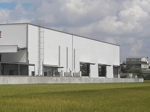 雲林縣有農地申請種電,縣府會勘發現農地上是家鐵皮工廠,業者在屋頂架設光電設備。 記者陳雅玲/攝影