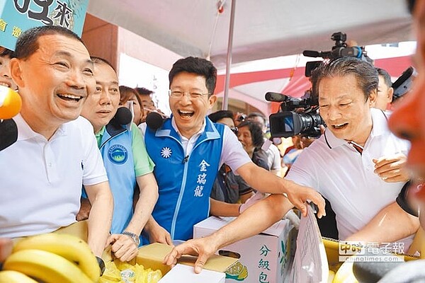 力挺果農不分藍綠，侯友宜（左）與民進黨市議員張瑞山、國民黨市議員金瑞龍等人一同義賣香蕉、鳳梨。（王揚傑翻攝）
