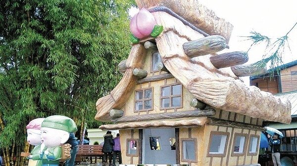 竹山鎮桃太郎村面積6公頃，融合台灣和日式建築風格，開幕時吸引許多遊客參觀。圖／報系資料照