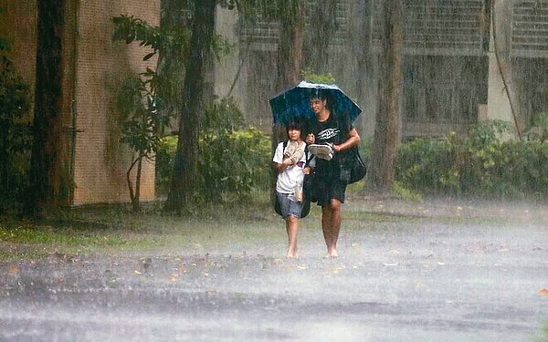 19年來最晚梅雨鋒面,下周三報到。 圖/聯合報系資料照片