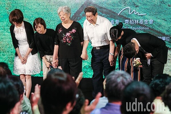 齊柏林的父母與家人上台向與會嘉賓鞠躬致意。記者林俊良/攝影