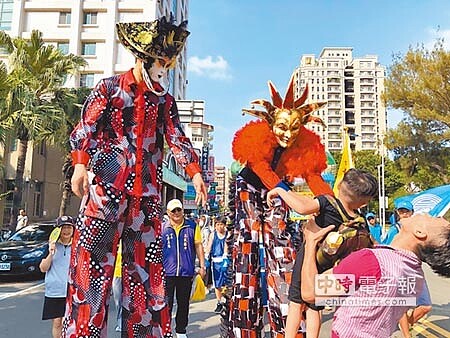 
新竹300大遊行活動9日登場，參與團體無不使出渾身解數，製作大型特色道具上路「秀」自己。（徐養齡攝）
 