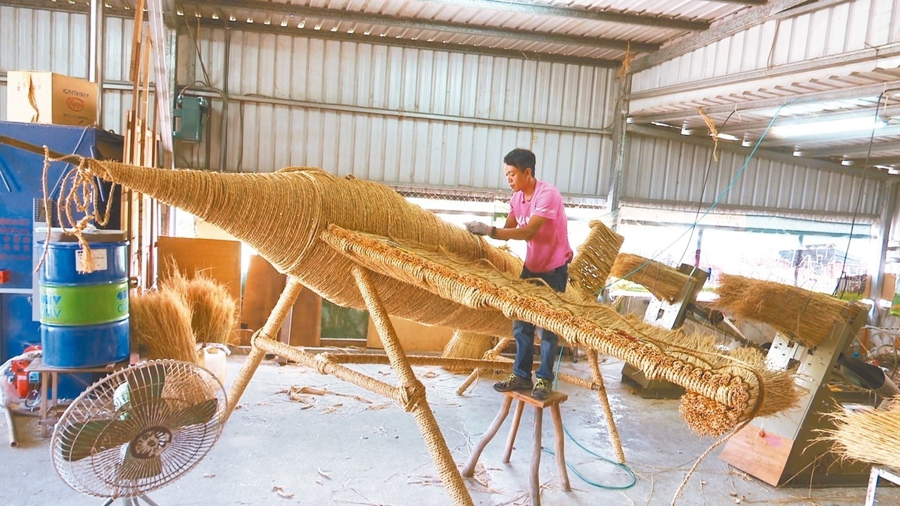 族人發揮巧思，用收割後的稻草製作大型的戰鬥機。 記者尤聰光／攝影