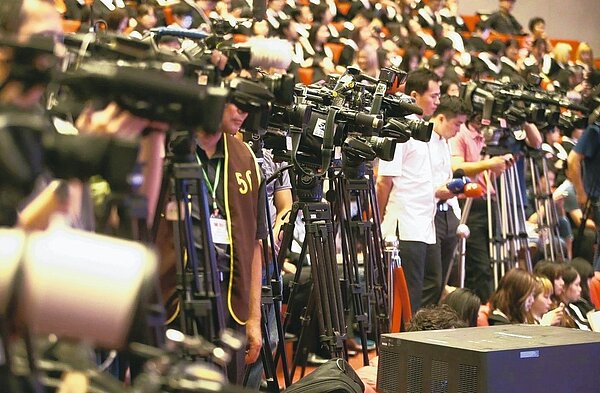 假新聞氾濫,蔡政府全面防堵「假新聞」,蔡總統要求各部會要及時對「假新聞」予以澄清。 記者林澔一/攝影