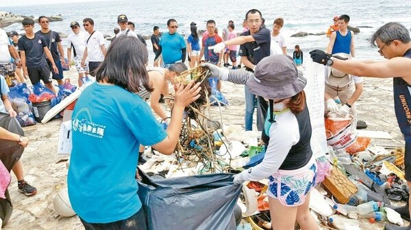 100多名大小志工在短短兩小時的淨灘中，共撿回606公斤寶特瓶、漁網等海漂垃圾