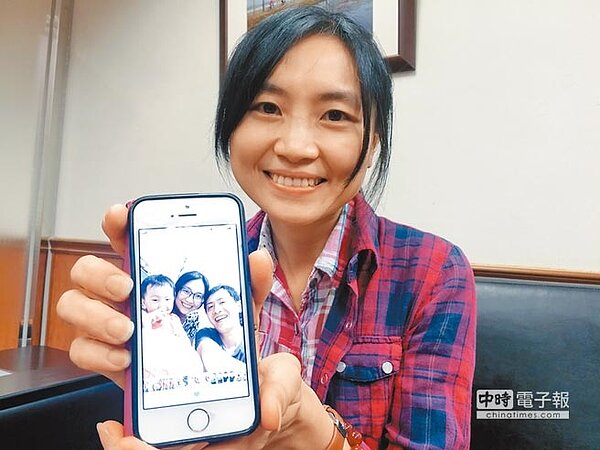 豐原高中老師鄭可萱拿出手機裡全家福照片,抱著感恩心情出席器捐追思會。(李義攝)