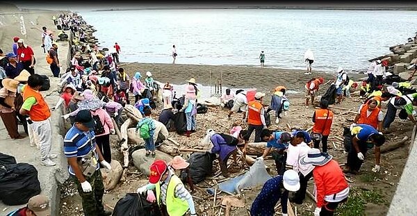 響應世界海洋日,桃園和新竹縣、市9日不約而同發起環境教育行動,紛紛派出環保艦隊船及潛水員,淨海、淨港、淨灘同步進行,此為資料照。(徐養齡攝)