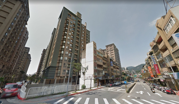 台北市內湖區金湖路上，鄰近AIT周邊，除豪宅產品外，仍有總價2千萬左右的大樓（圖／翻攝自google map）