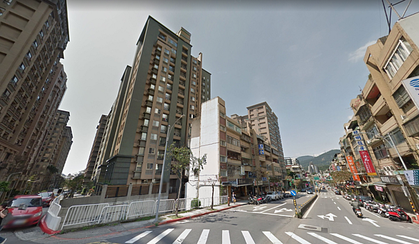 台北市內湖區金湖路上,鄰近AIT周邊,除豪宅產品外,仍有總價2千萬左右的大樓(圖/翻攝自google map)