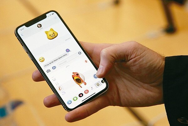 重量級蘋概電子大廠股東會本周登場。圖為iPhone X。 （本報系資料庫）
