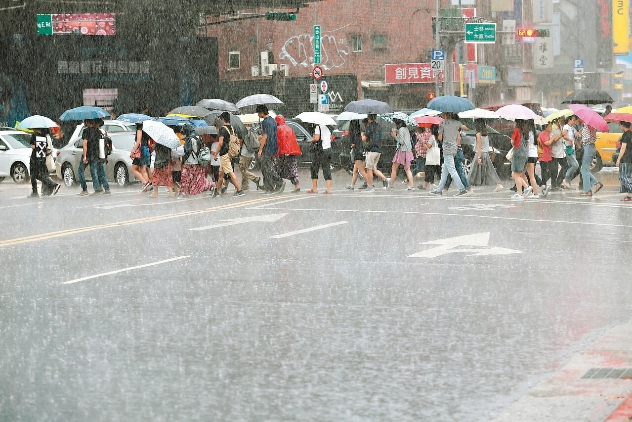 氣象局昨針對十六個縣市發布大雨或豪雨特報，周三起受西南氣流和梅雨鋒面的雙重影響，還可能有致災性豪雨，圖為台北華山附近昨降雨情況。 記者林伯東／攝影