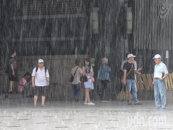 今日低壓帶影響，有局部大雨發生的機率。報系資料照