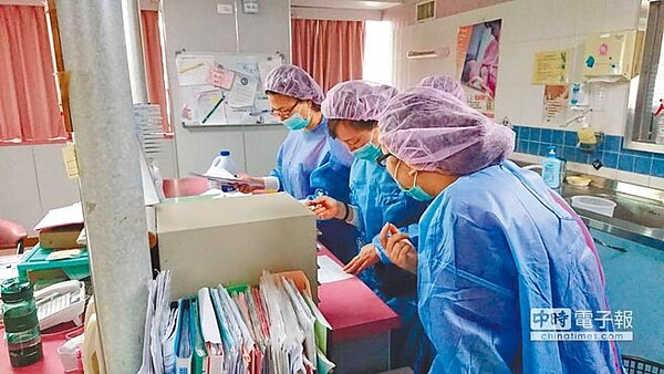 防疫人員前往月子中心及產後護理之家查核腸病毒防疫作為,圖非當事醫院。(衛生局提供)
