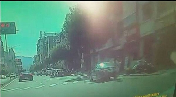 一名女子將高雄市明誠三路左轉龍勝路的待轉區誤當成停車格,女子把車停錯地方,停好車後還打開車門,逕自離開。圖/翻攝自「聯結車 大貨車 大客車 拉拉隊 運輸業 照片影片資訊分享團」圖/翻攝臉書