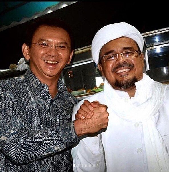 印尼攝影師哈瑞哈普製作假照片,照片中雅加達前首長鍾萬學和競爭對手哈比比利奇握手言歡。取自Agan Harahap Instagram