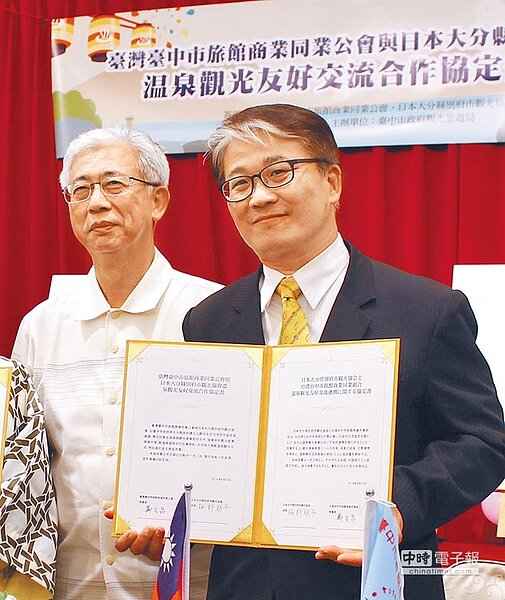 台中市旅館公會理事長鄭生昌(右)面對非法日租搶客,12日將與旅館業者北上抗議,要求中央全面取締非法日租套房。(盧金足攝)