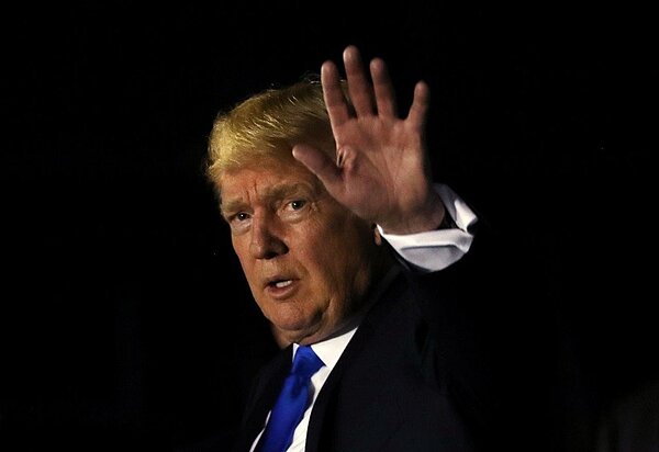 美國總統川普10日抵達新加坡。路透