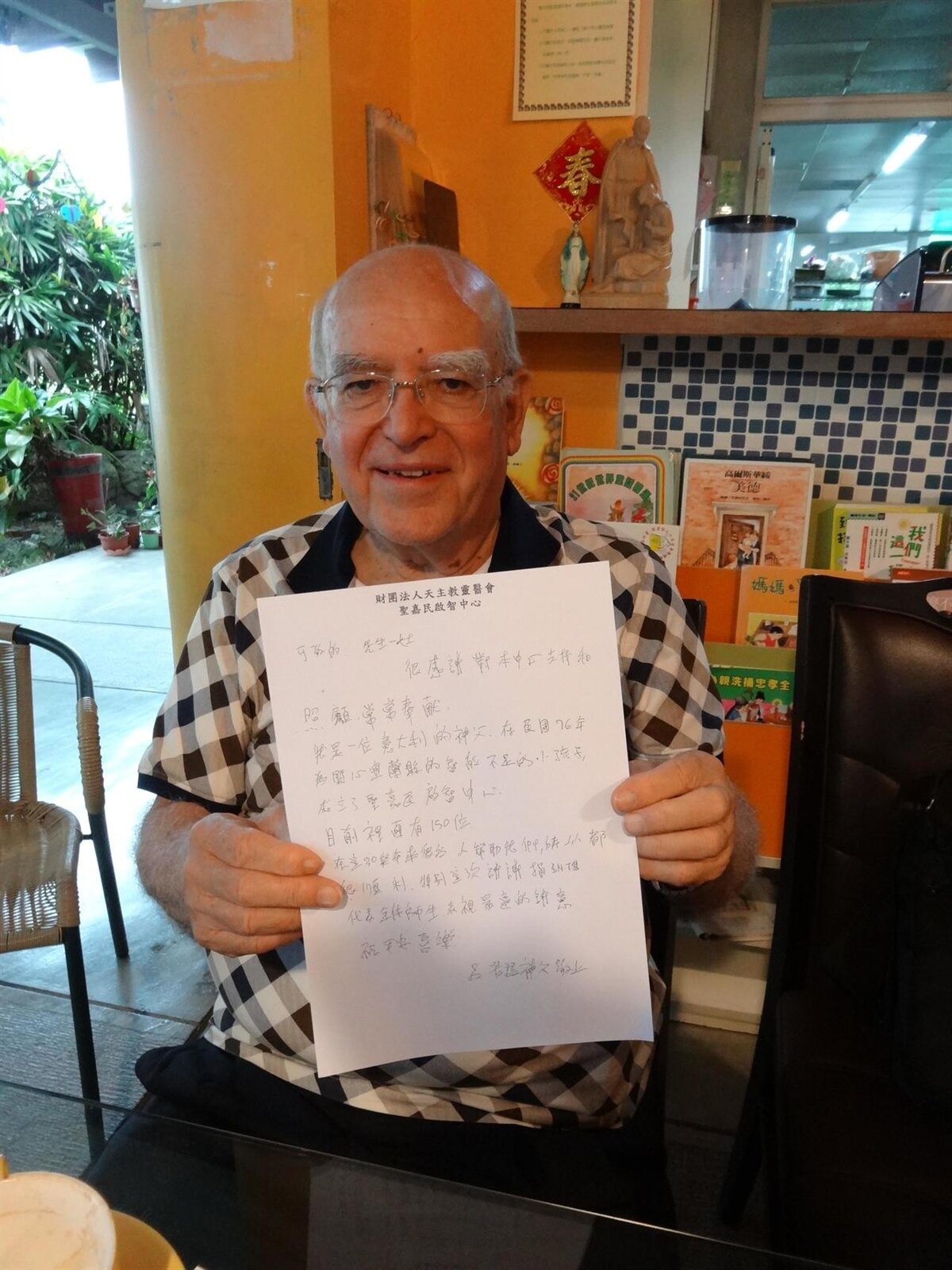呂若瑟神父手寫感謝函,向各界善心表達謝意。記者林政忠/攝影