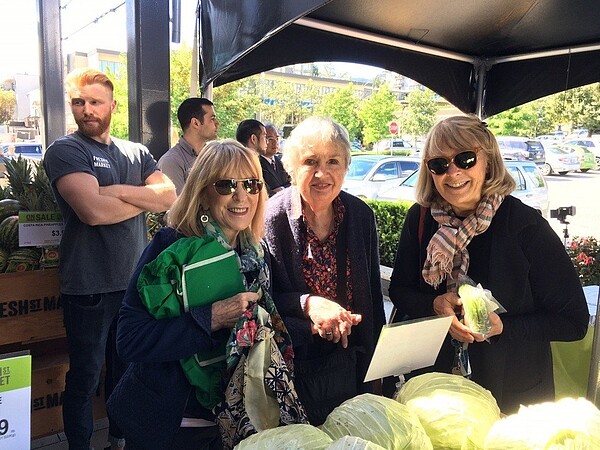 加拿大人對來自台灣高雄的蔬菜很感興趣。圖/高雄市農業局提供