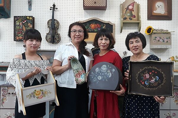 星光森林民宿劉小彤,吳郡娟老師,阿漢的家民宿陳淑靜,三華民宿陳貞夙(由左至右),「繪心巧手」歐式彩繪四人聯展。圖/何子凡提供