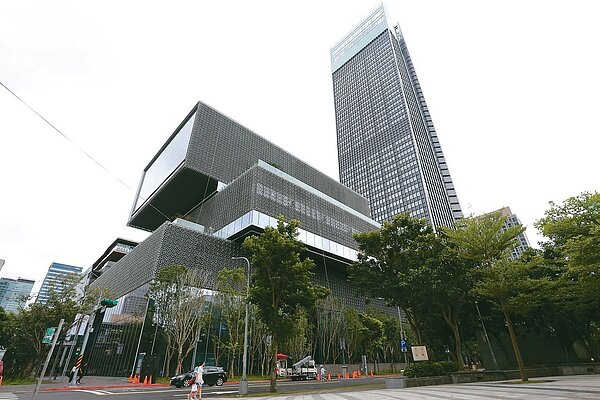 南山廣場今天開幕,6月下旬租戶陸續進駐,微風廣場第4季開幕。 記者林伯東/攝影