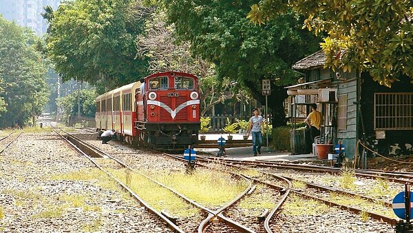 阿里山森林鐵路試車時,曾發生機關車出發前夕突然故障。 記者謝恩得/攝影
